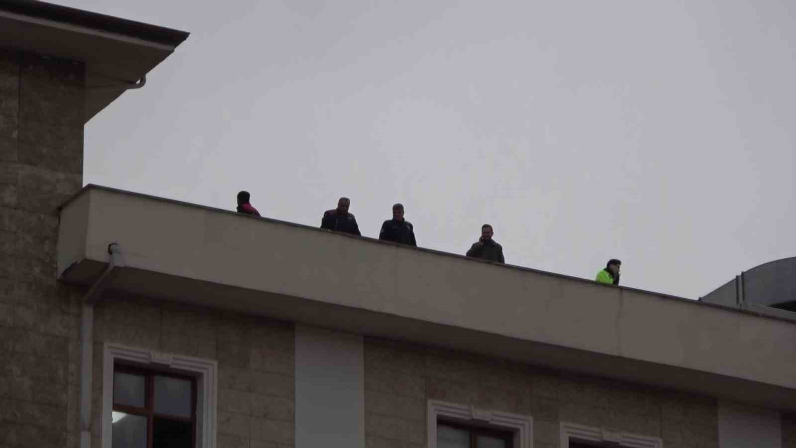 Valilik binasına çıkarak intihar teşebbüsünde bulunan şahıs ikna edildi