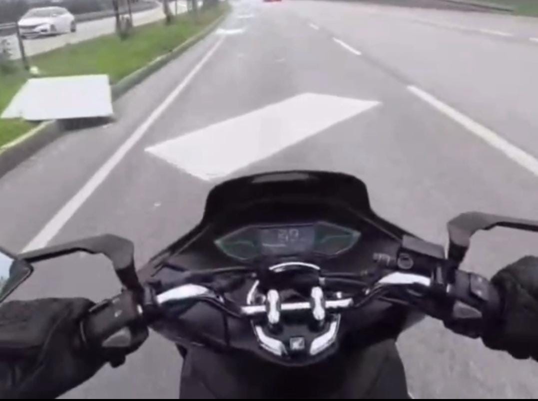 Bandırma&rsquo;da seyir halindeki kamyonetten al&ccedil;ıpanlar yola savruldu
