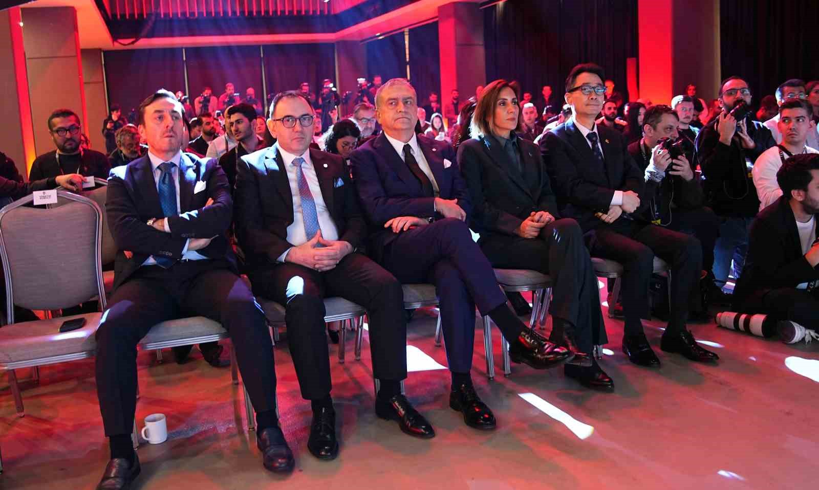 Beşiktaş’ta yeni transferler için imza töreni düzenlendi