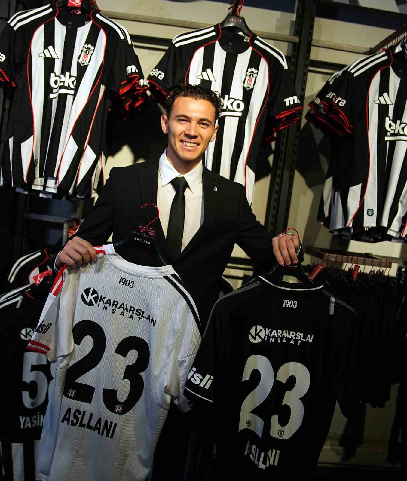 Beşiktaş&rsquo;ta yeni transferler i&ccedil;in imza t&ouml;reni d&uuml;zenlendi
