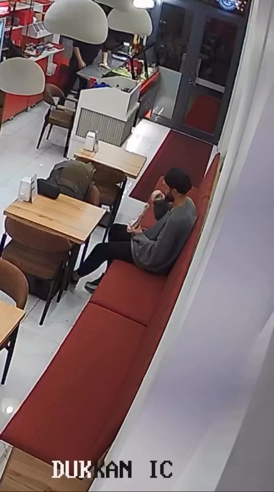 Sipariş ettiği d&uuml;r&uuml;m&uuml;n i&ccedil;erisine sakalının kıllarını koydu, hesap &ouml;demeden &ccedil;ıktı
