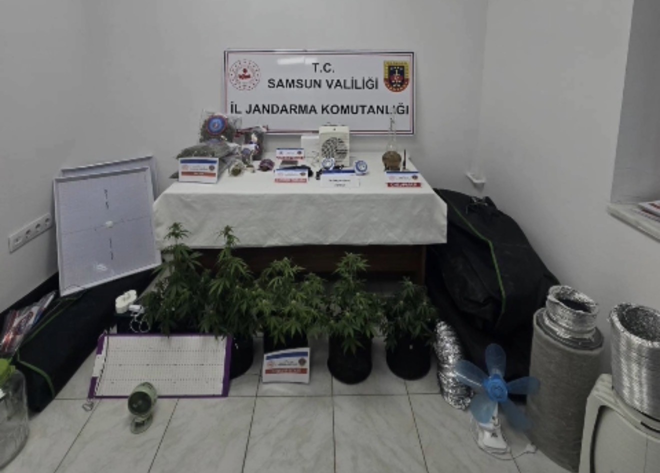 Elbise dolabında özel iklimlendirme sistemiyle uyuşturucu serası