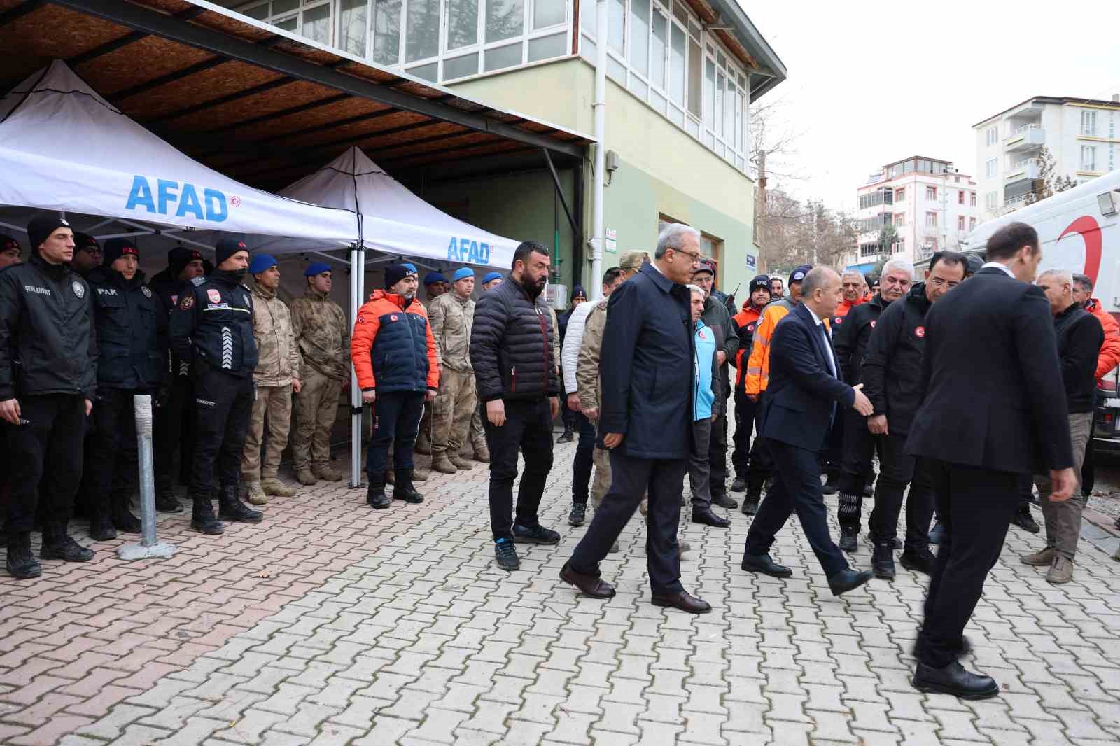 Vali Hatipoğlu kayıp şahıs i&ccedil;in, "Maalesef hen&uuml;z olumlu bir haber alamadık"
