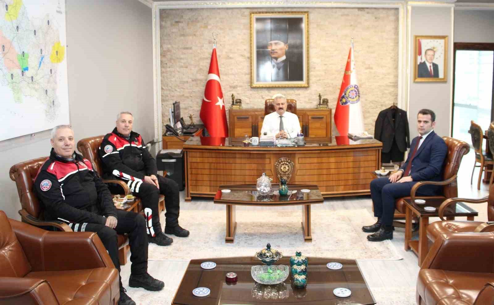 Manisa&rsquo;nın ikiz polisleri emekliye ayrıldı
