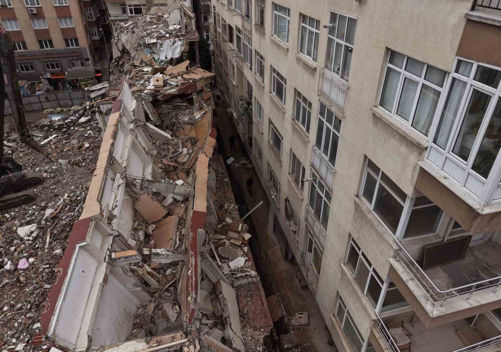 Küçükçekmece’de yıkımı yapılan binadan kopan beton parçaları yan binanın üzerine düştü