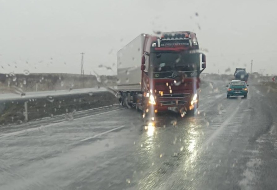 Karapınar’da şiddetli rüzgar ve sağanak sürücülere zor anlar yaşattı