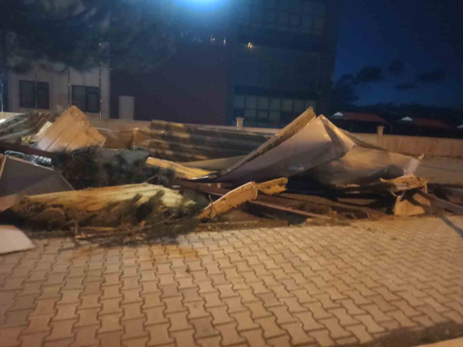 Şiddetli r&uuml;zgar &ccedil;atıları u&ccedil;urdu
