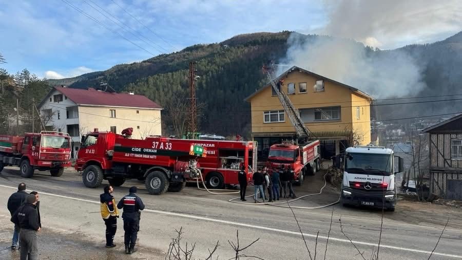 K&ouml;y evinin &ccedil;atı katında &ccedil;ıkan yangın s&ouml;nd&uuml;r&uuml;ld&uuml;
