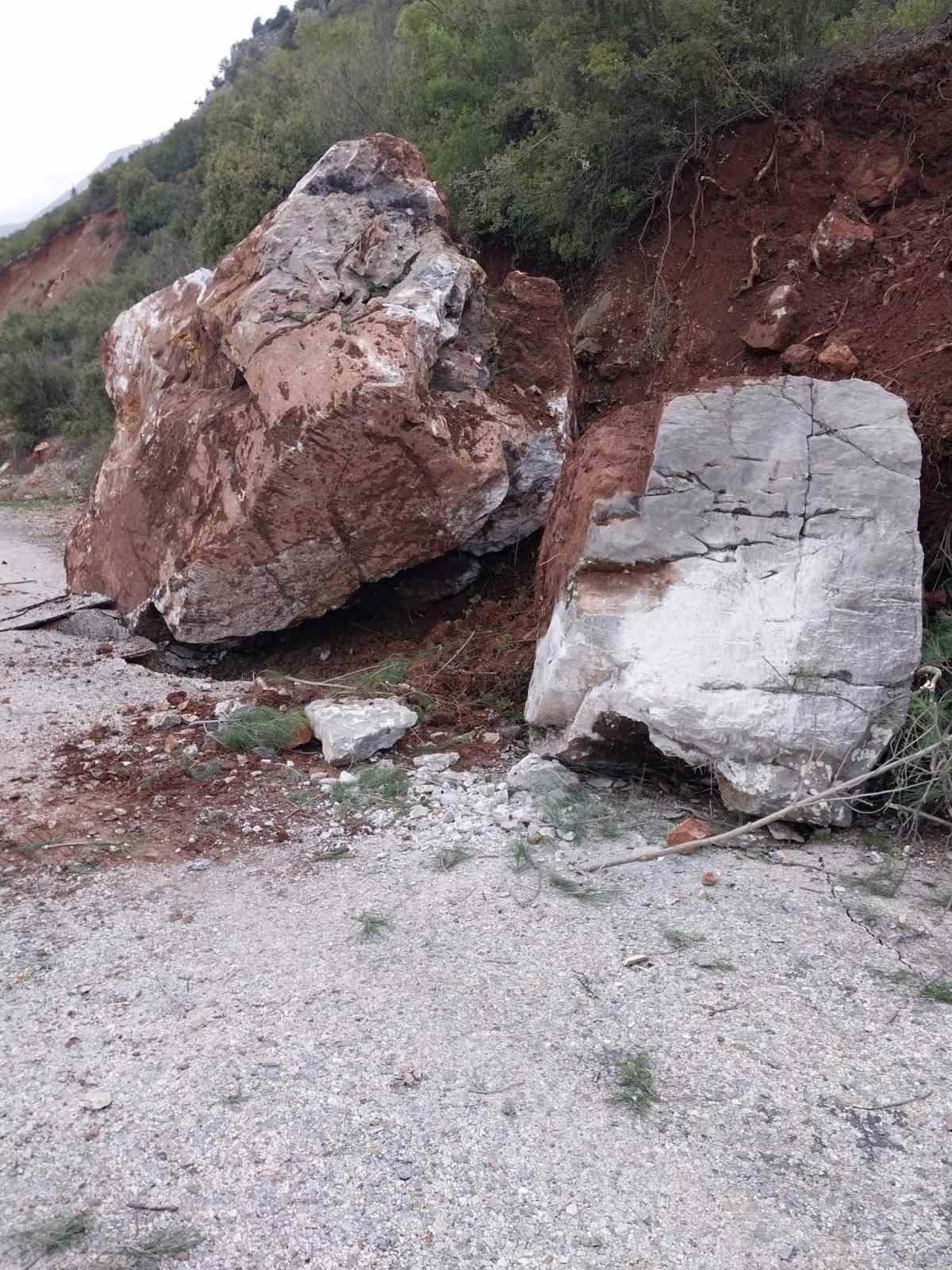 Antalya G&uuml;ndoğmuş&rsquo;ta dereler taştı, piknik alanları su altında kaldı
