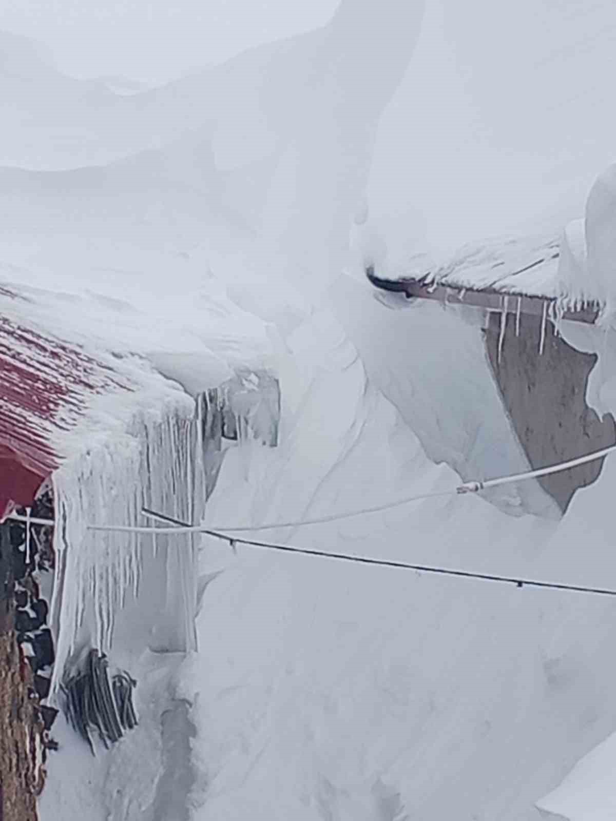 Taşlı&ccedil;ay&rsquo;da kar yığınları evlerin boyuna ulaştı
