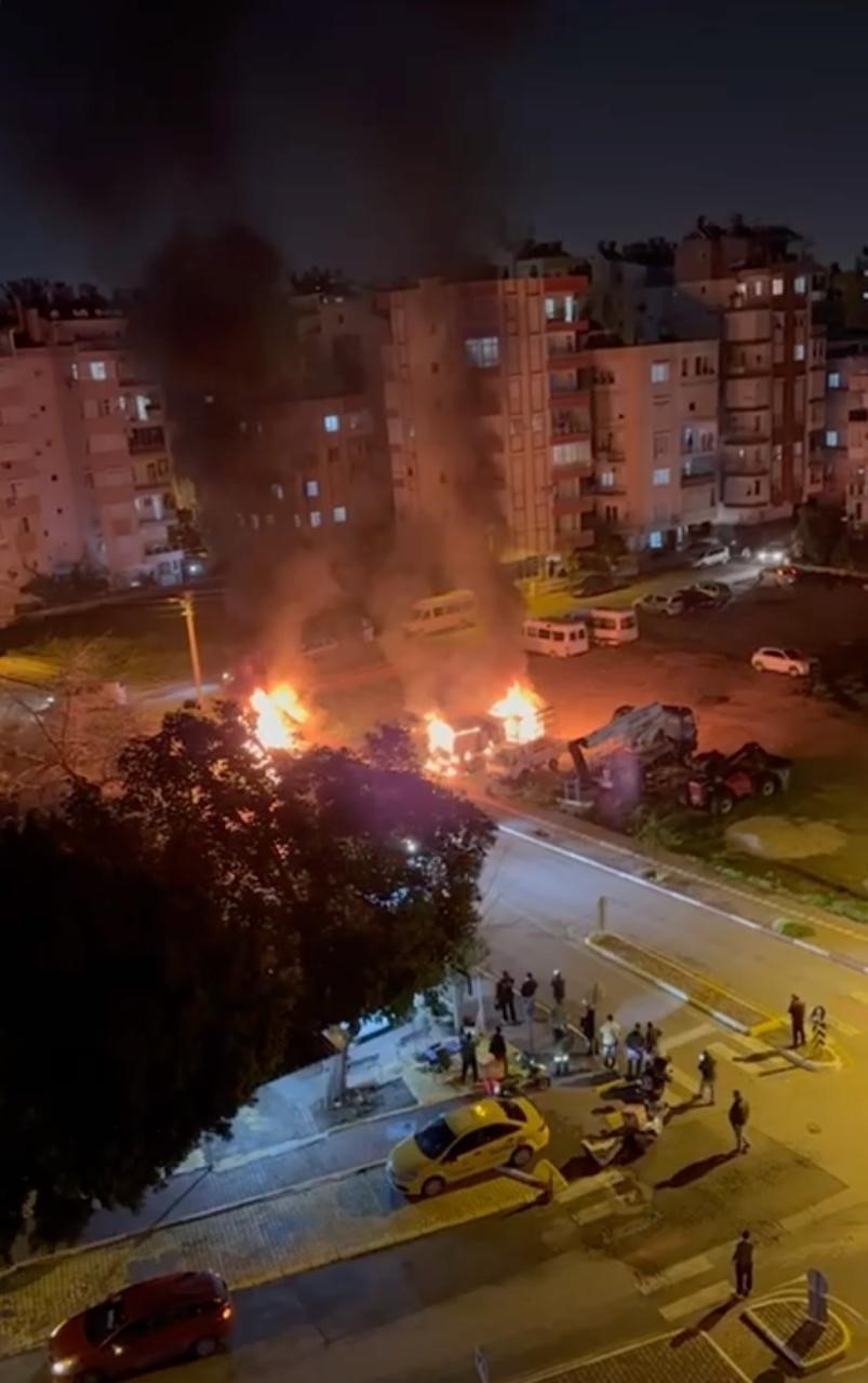 Benzin d&ouml;kerek hem kendinin hem de kız arkadaşının aracını yaktı
