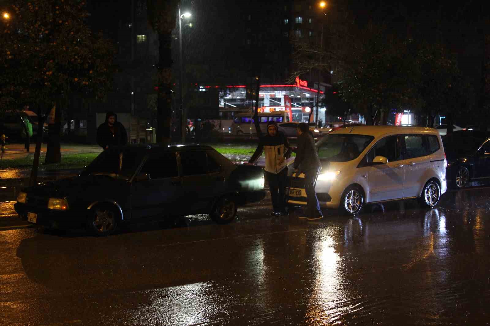 Adana&rsquo;da gece bastıran sağanak yağış yolları g&ouml;le &ccedil;evirdi
