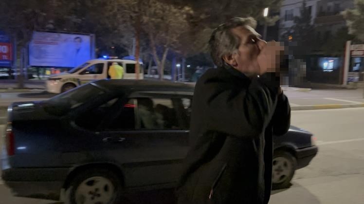 2.14 promil alkolle yakalandı: Gazeteciye el sallayıp y&uuml;z&uuml;ne t&uuml;k&uuml;rd&uuml;
