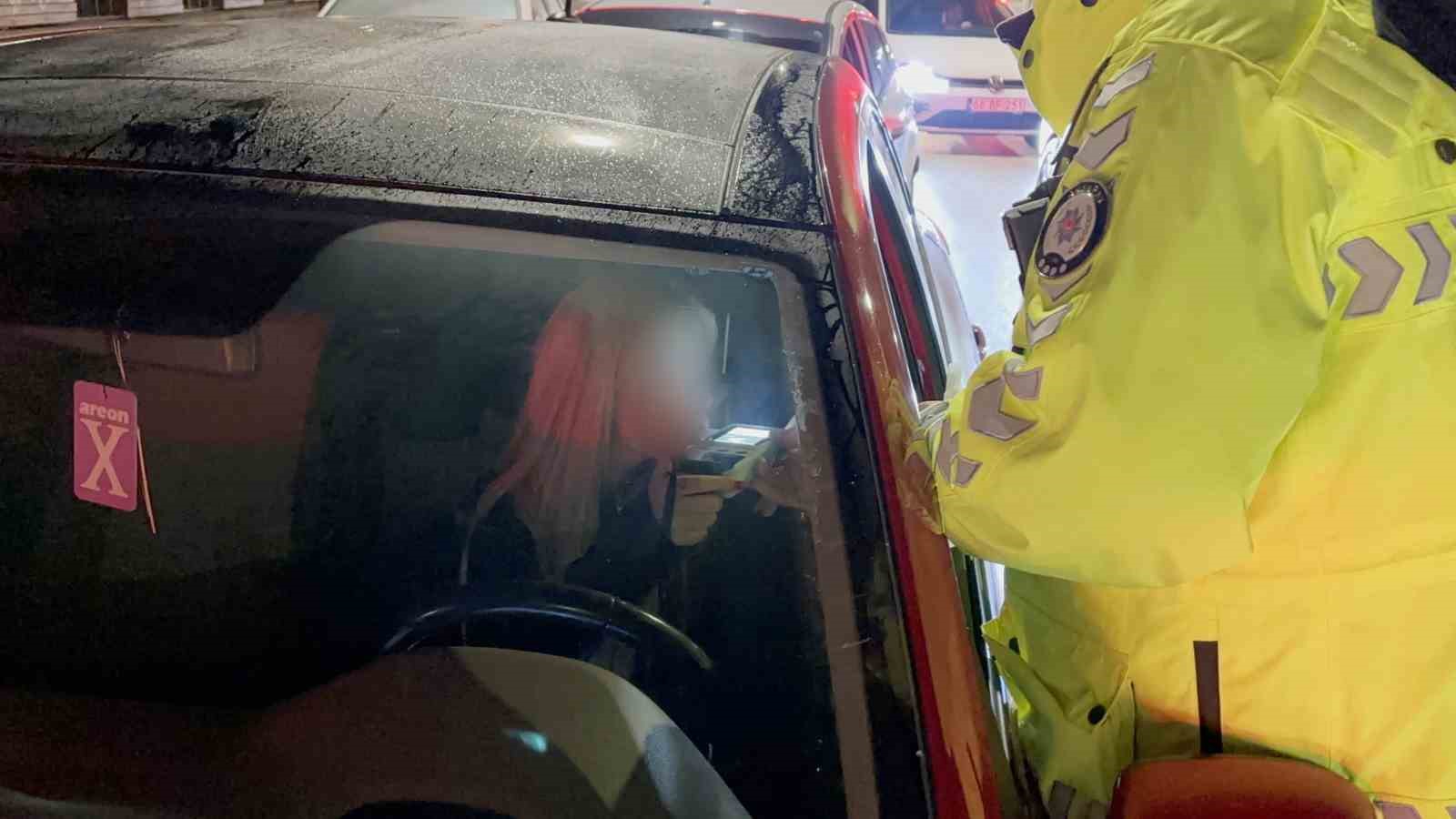 Alkoll&uuml; kadın s&uuml;r&uuml;c&uuml;n&uuml;n ehliyetine el konuldu
