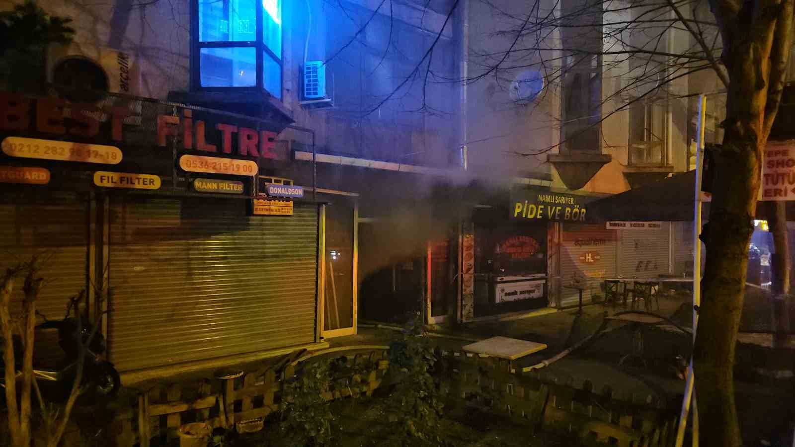 Kağıthane&rsquo;de marangozhanede korkutan yangın: 11 kişi ve 1 yavru k&ouml;pek kurtarıldı
