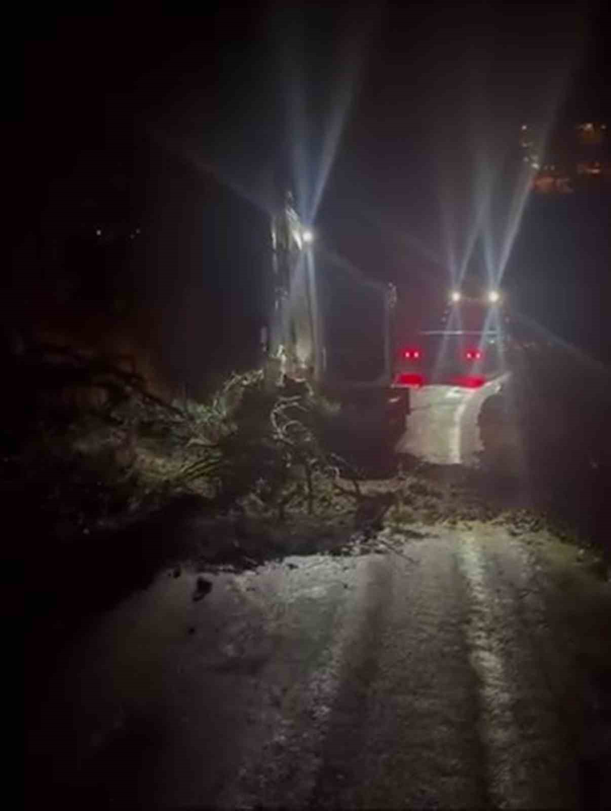 Mut&rsquo;ta aşırı yağış nedeniyle kapanan yol ulaşıma a&ccedil;ıldı
