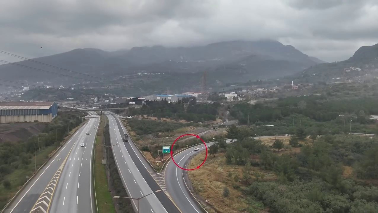 Uygulama noktasına girmemek i&ccedil;in otoyolda geri geri giden s&uuml;r&uuml;c&uuml; dron kamerasına yakalandı
