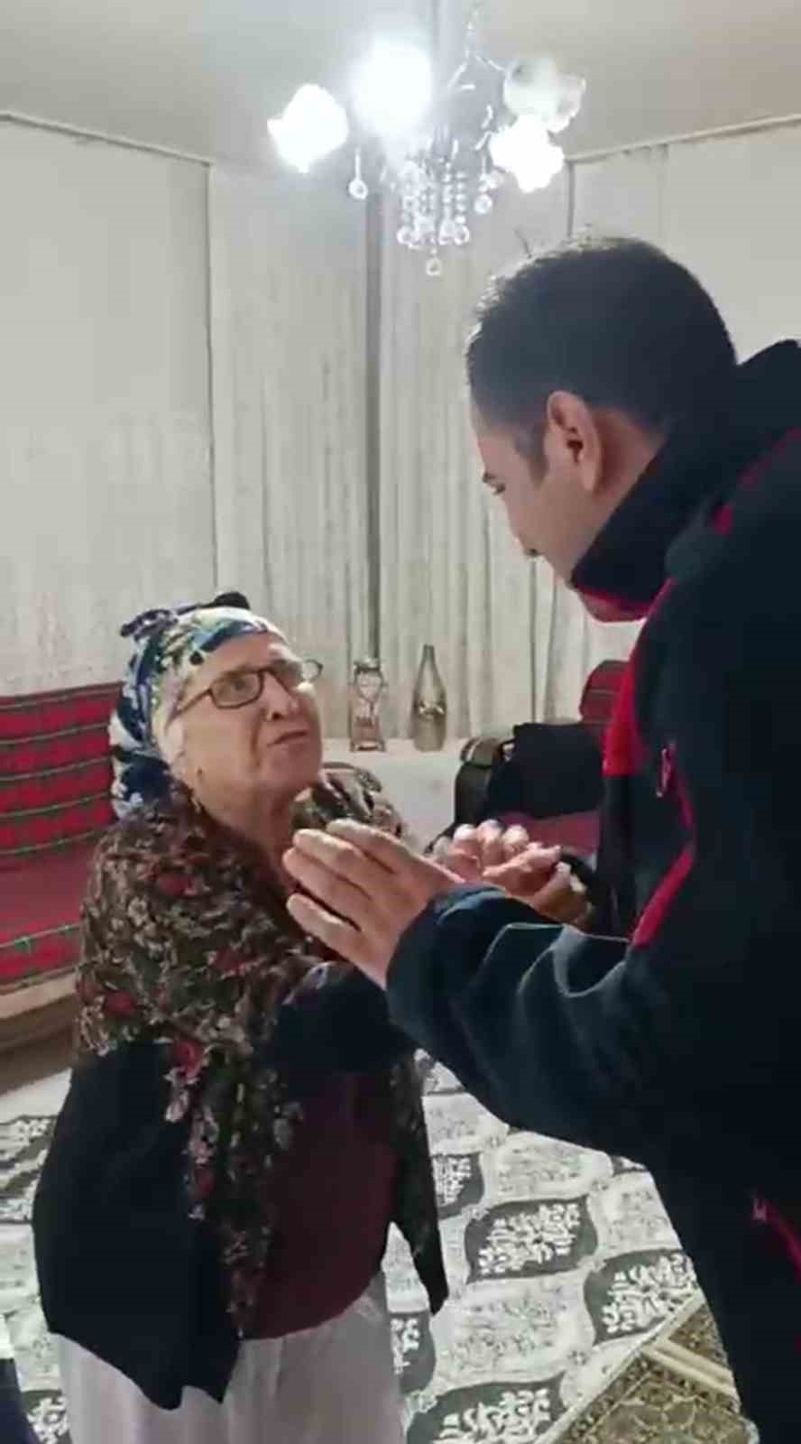 &rsquo;Benim size borcum ne&rsquo; sorusuna &rsquo;sen bize dua et yeter&rsquo; yanıtını alınca itfaiyeciyi alnından &ouml;pt&uuml;
