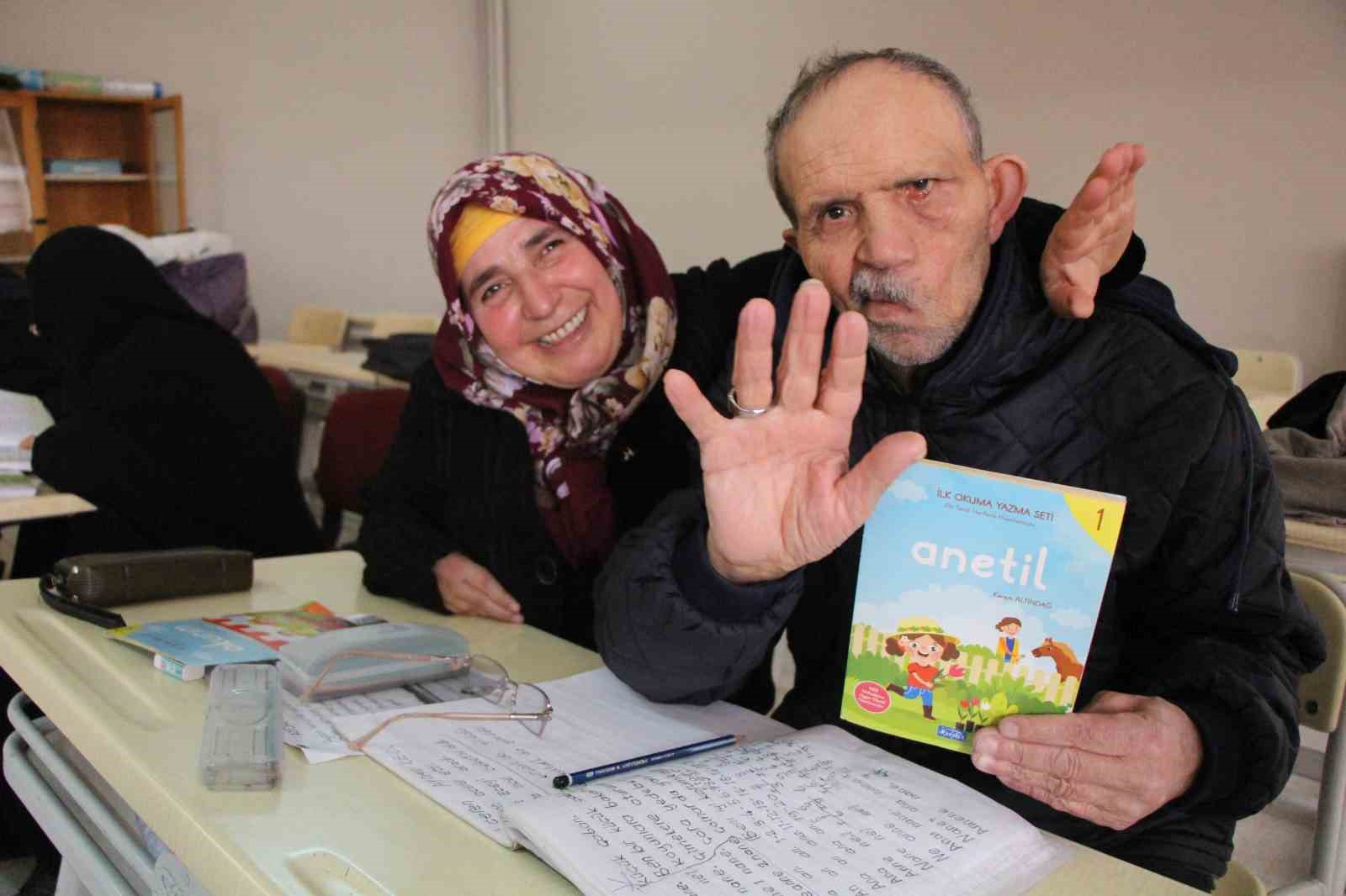 Engelleri aşıp okuma yazma kursuna katıldılar: 30 yıllık çiftten ders alınacak aşk hikayesi