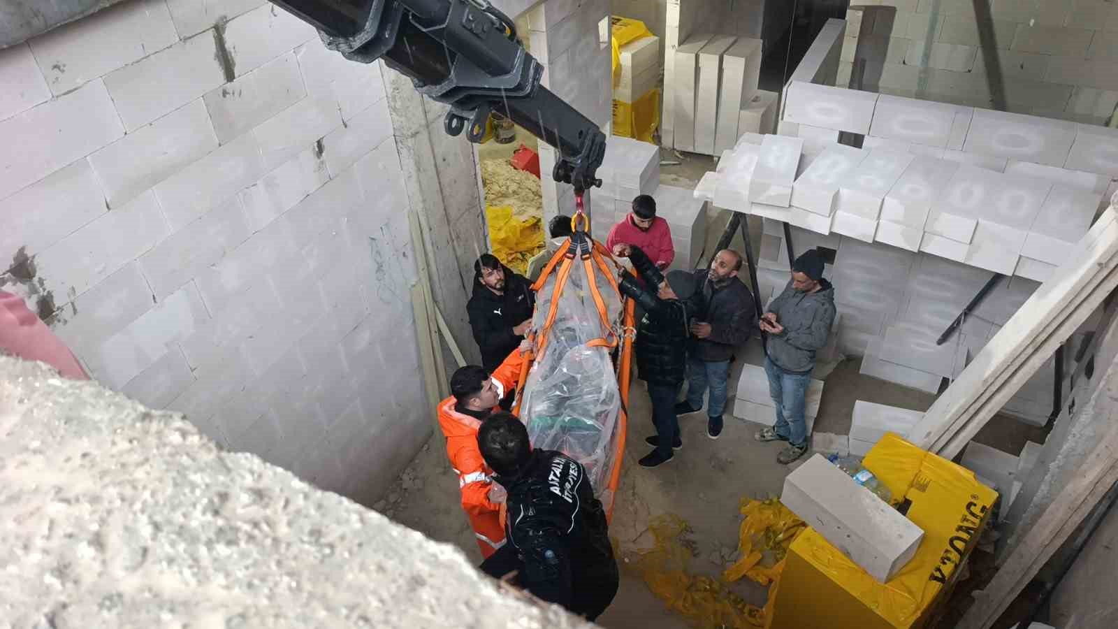 İnşaatta düşen işçi vinç yardımıyla kurtarıldı