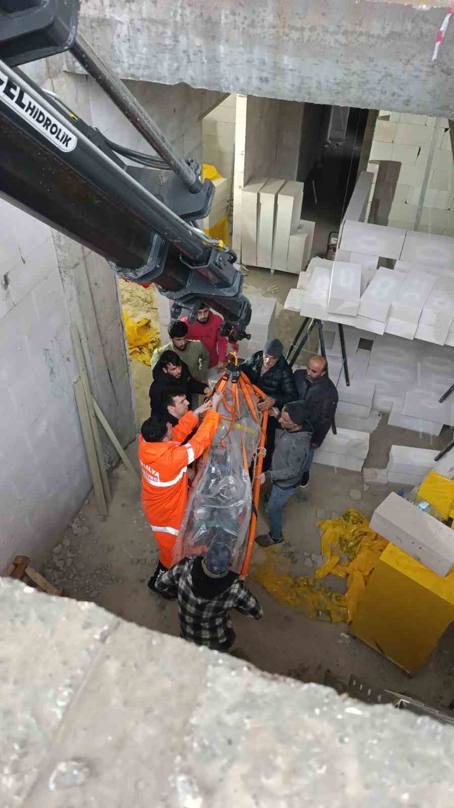 İnşaatta d&uuml;şen iş&ccedil;i vin&ccedil; yardımıyla kurtarıldı
