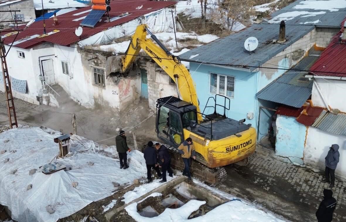 Pasinler Belediyesi&rsquo;nden metruk bina yıkımı

