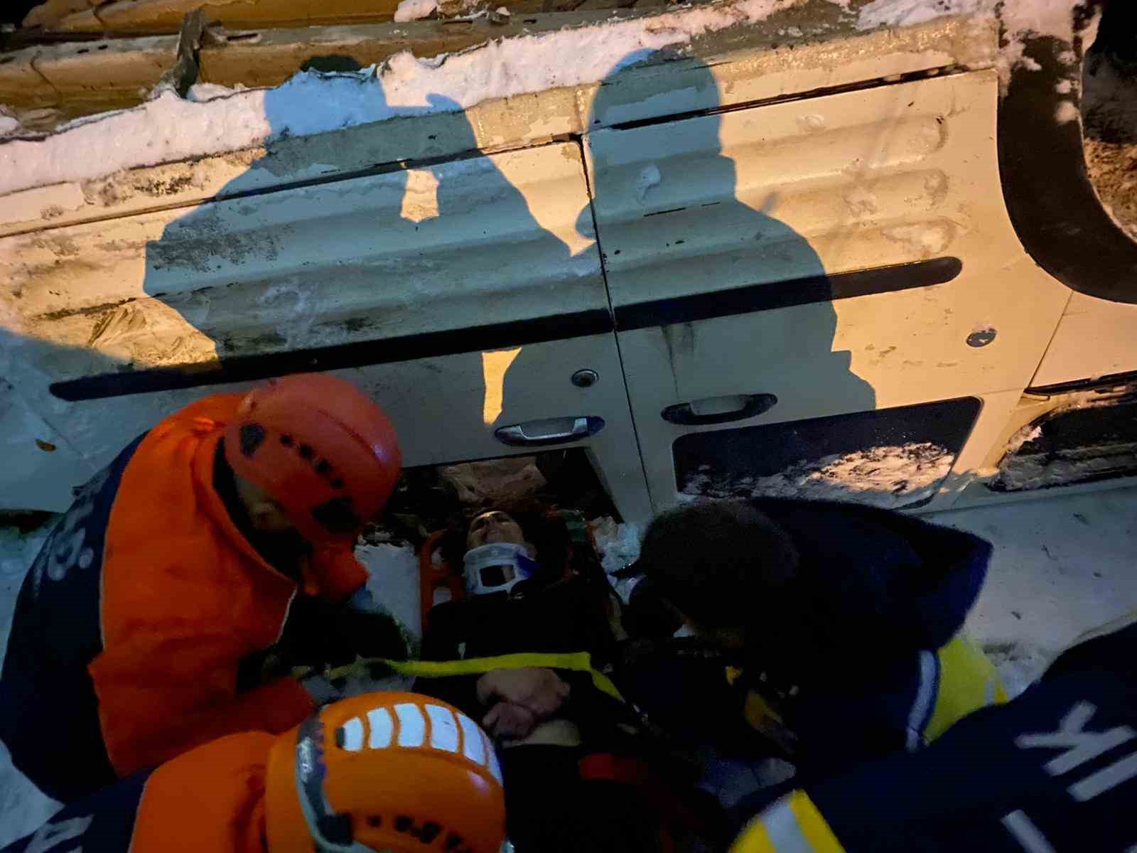 Kars’ta takla atan hafif ticari araçta can pazarı yaşandı