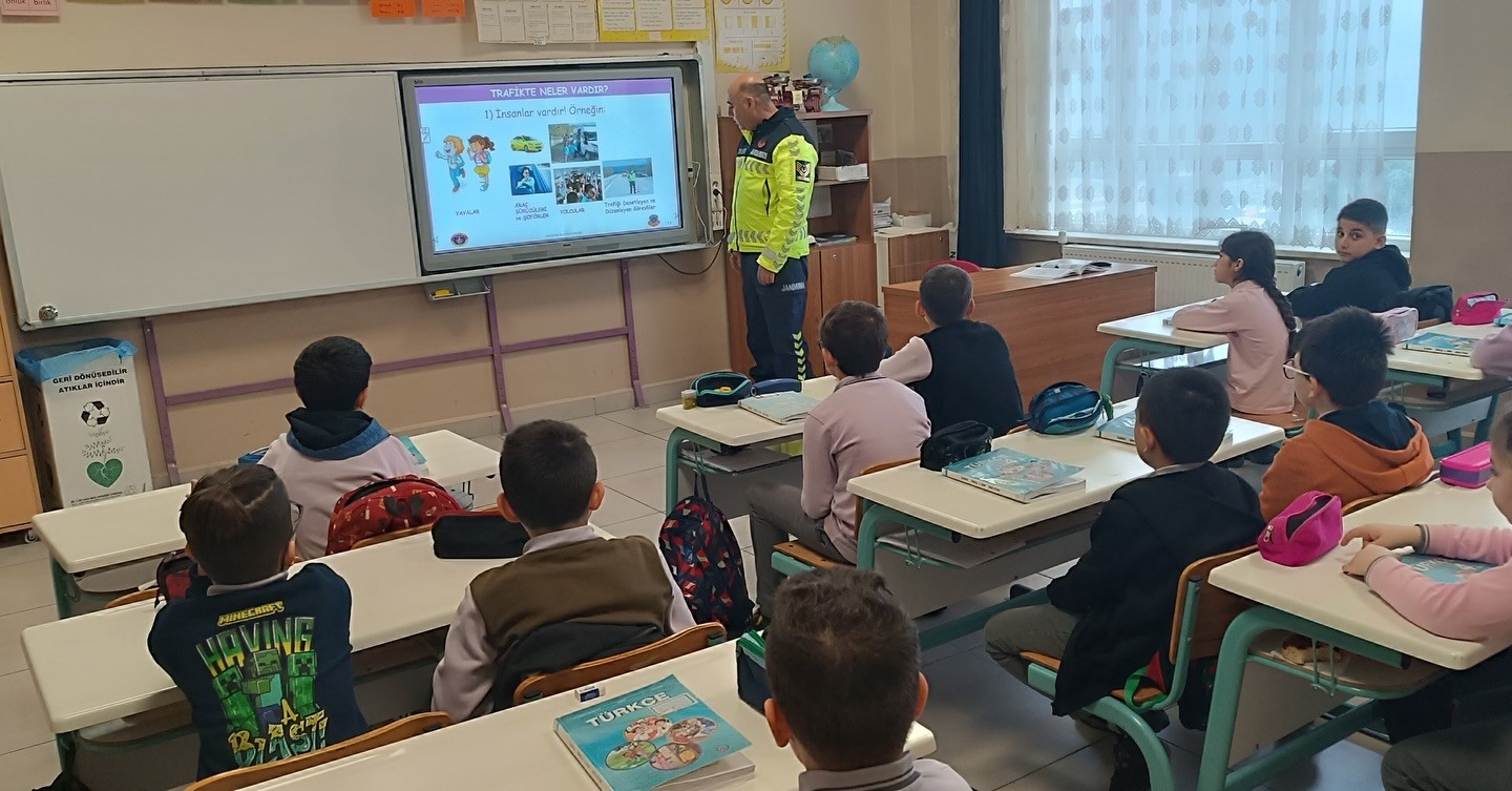 Bilecik’te 105 öğrenciye okul servisi ve trafik kuralları eğitimi