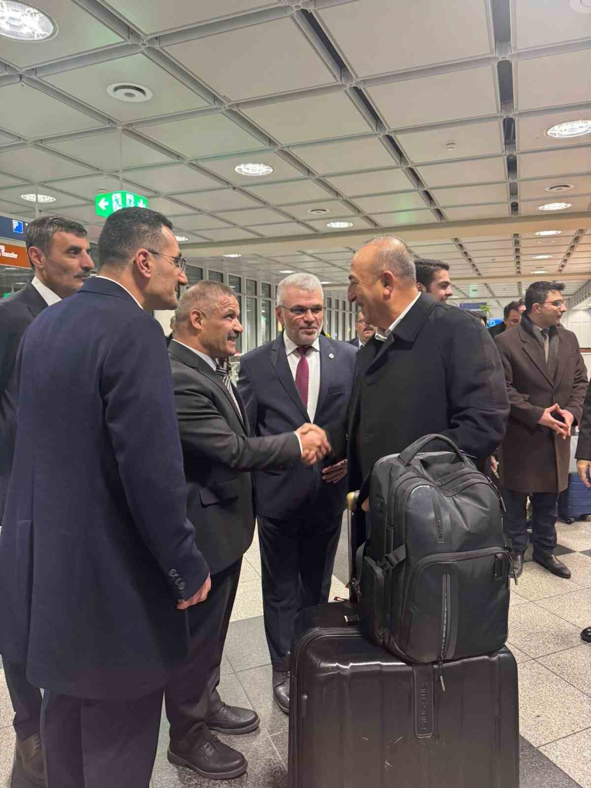 M&uuml;nih&rsquo;te T&uuml;rk heyetine AKİB&rsquo;ten coşkulu karşılama: Hulusi Akar&rsquo;a b&uuml;y&uuml;k ilgi
