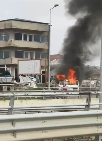 Park halindeki ara&ccedil; alev alev yandı
