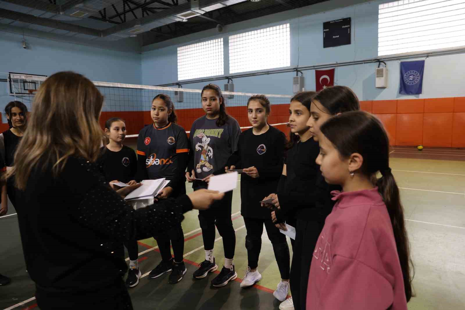 Enkazdan &ccedil;ıktı, umut oldu: "Kozan&rsquo;dan Pazarcık&rsquo;a G&ouml;n&uuml;l K&ouml;pr&uuml;s&uuml;"

