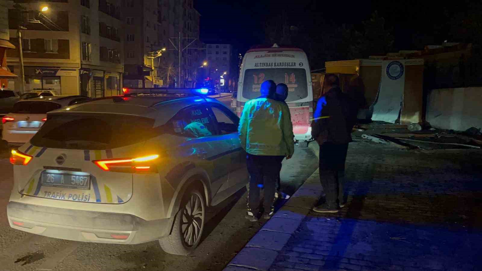 Kaldırıma giren ara&ccedil;, &ouml;n&uuml;ne &ccedil;ıkan her şeyi s&uuml;r&uuml;kledi
