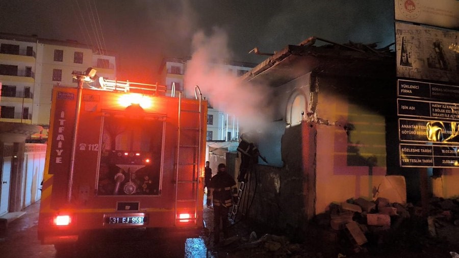 Kırıkhan&rsquo;da metruk binadan alevler y&uuml;kseldi
