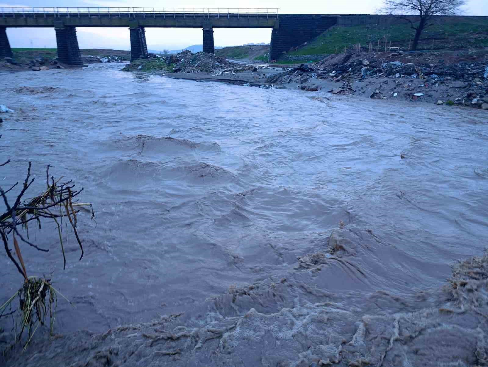 Sel suları Aksu’daki yarım asırlık tarihi köprüye zarar verdi