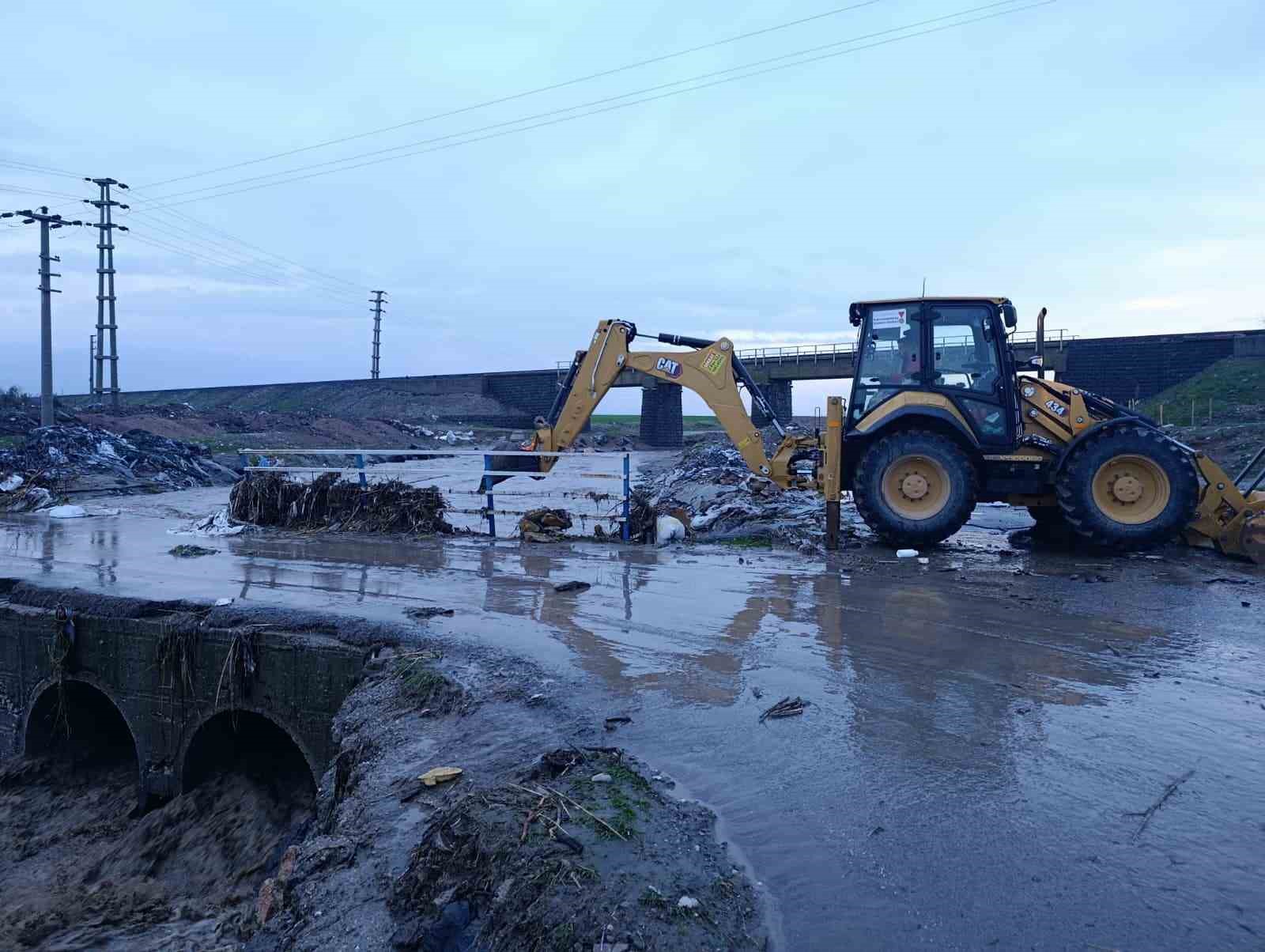 Sel suları Aksu’daki yarım asırlık tarihi köprüye zarar verdi