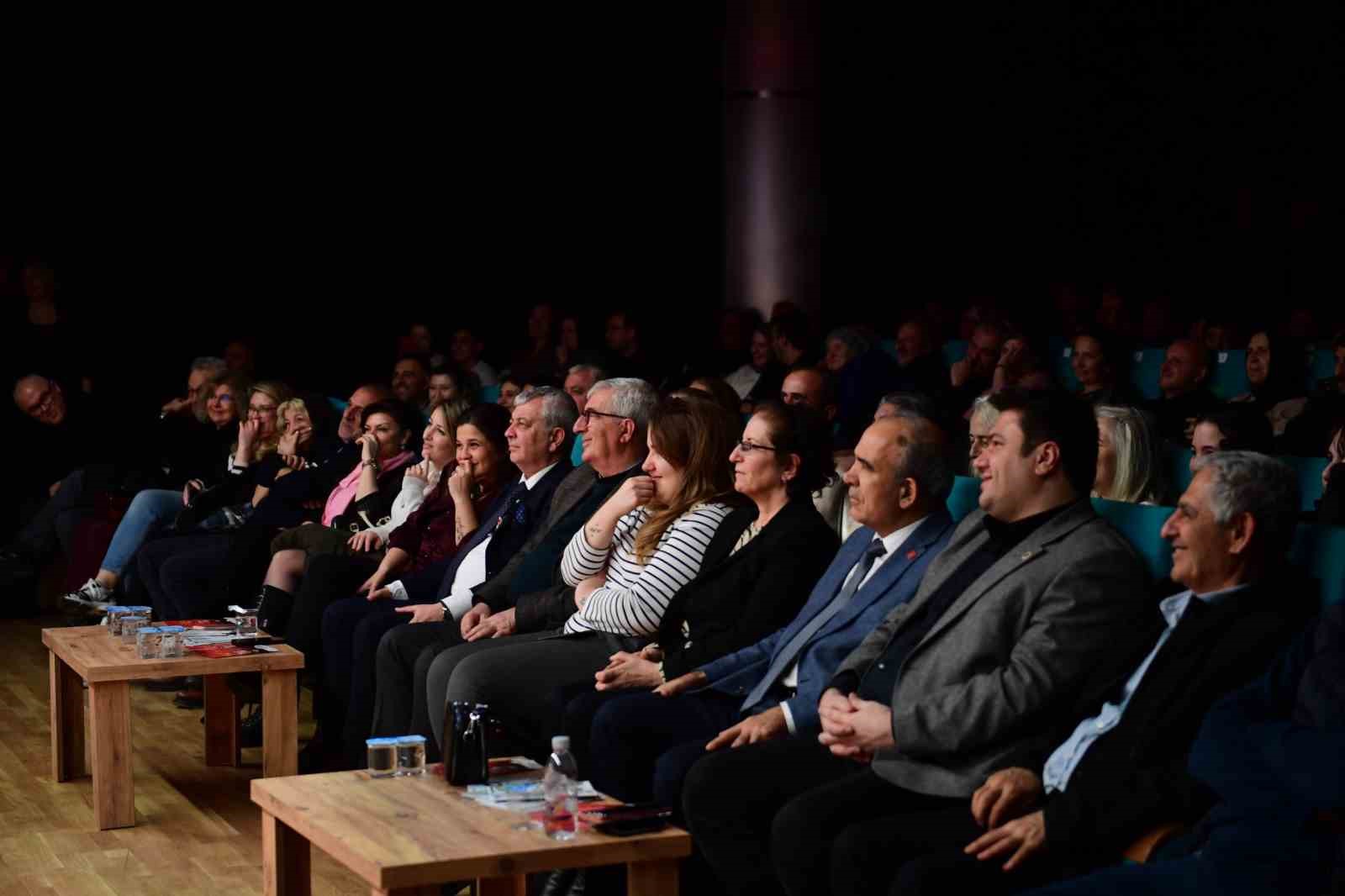 Osmangazi Belediyesi sanatseverleri tiyatroyla buluşturdu
