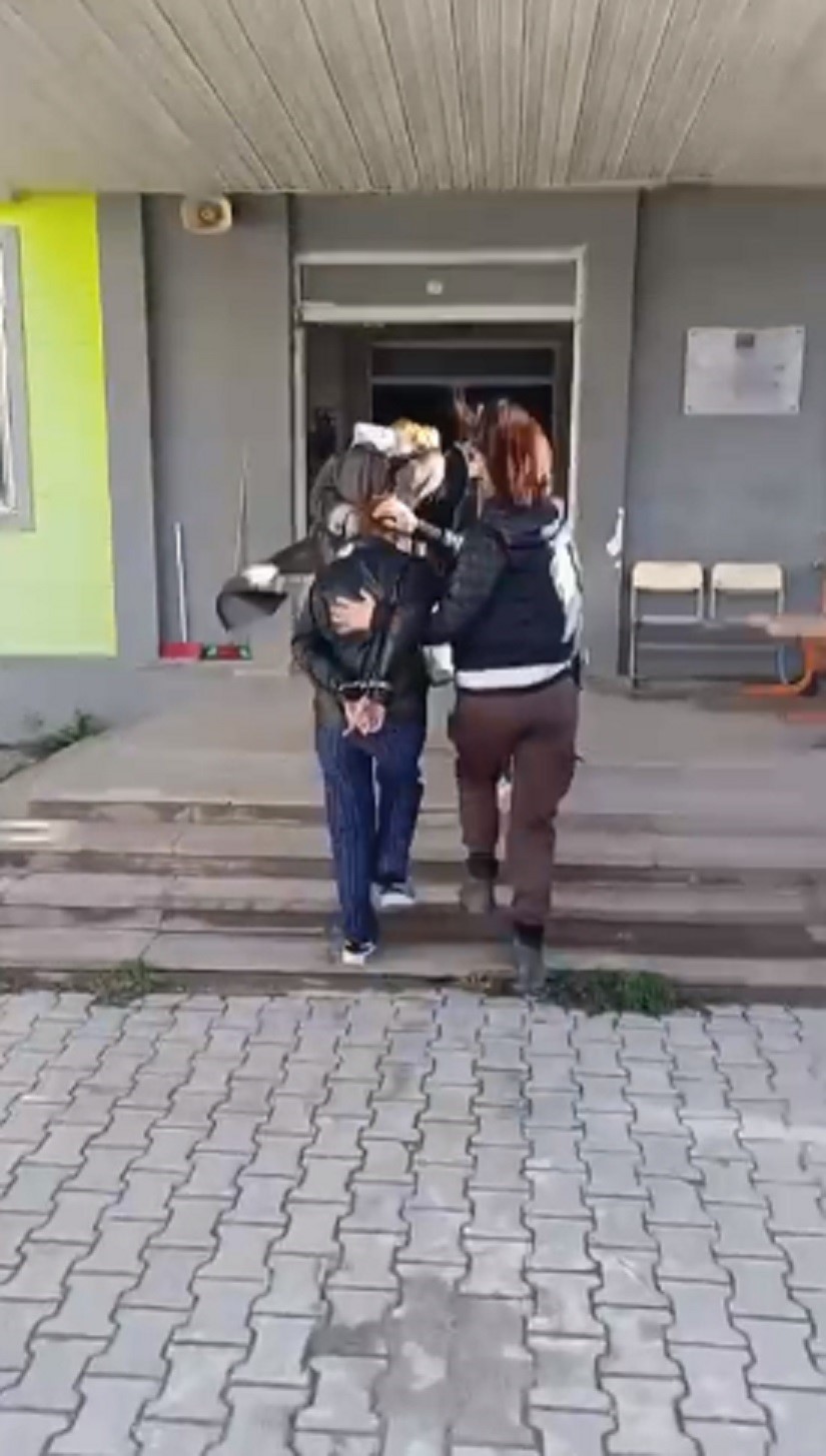Evlerden 2 milyon 300 bin TL&rsquo;lik altın &ccedil;alan 2 kadın tutuklandı
