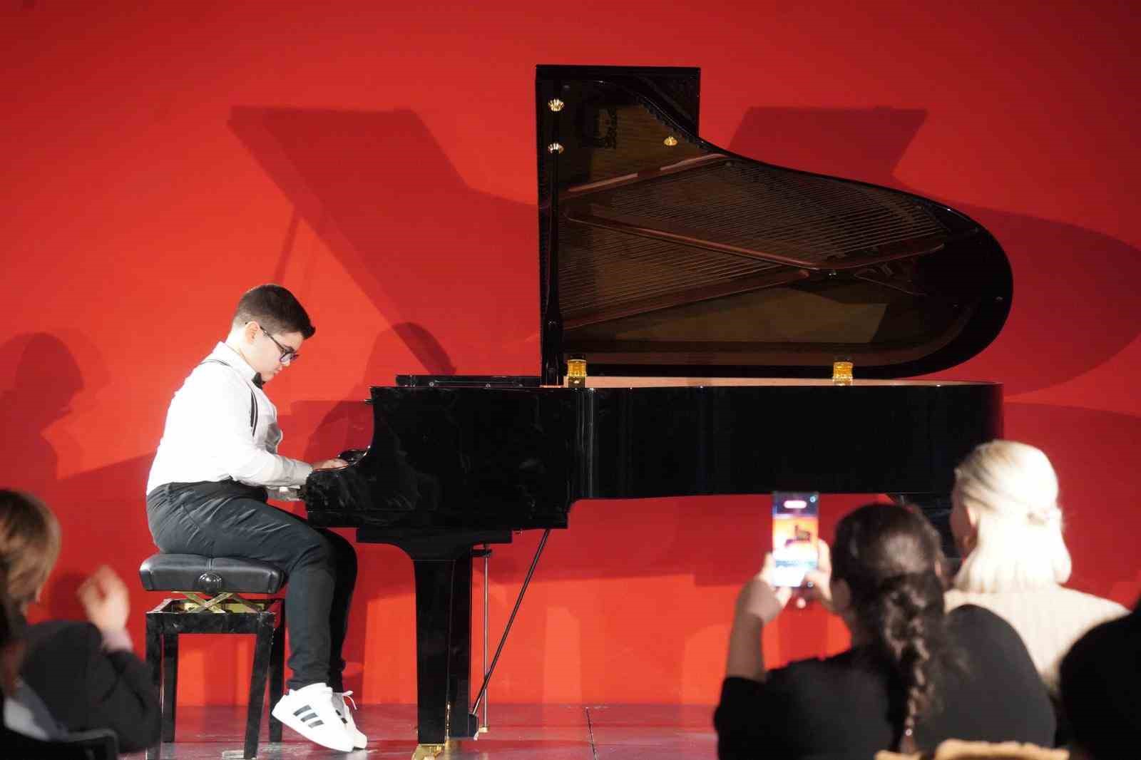 Bursa&rsquo;da orman yangınlarına dikkat &ccedil;eken piyano konseri verdiler
