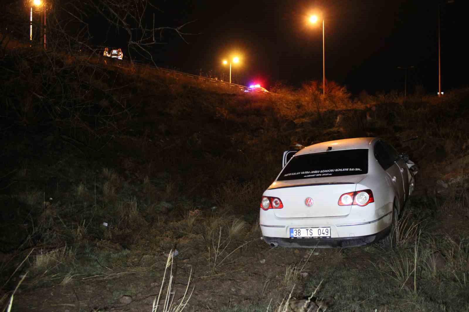 Kayseri&rsquo;de u&ccedil;uruma d&uuml;şen otomobilin s&uuml;r&uuml;c&uuml;s&uuml; yaralandı
