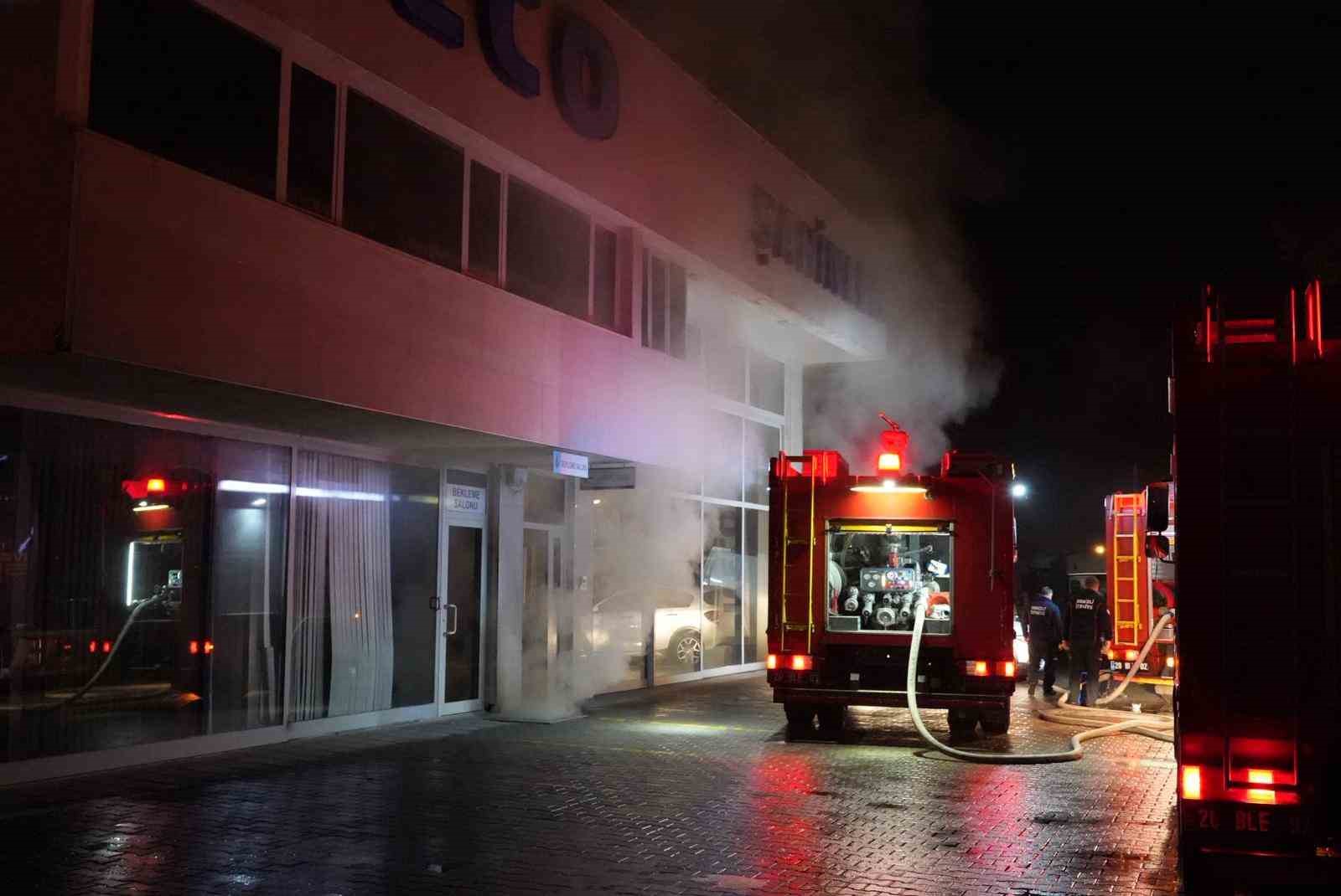 Yetkili otomotiv servisi deposunda korkutan yangın