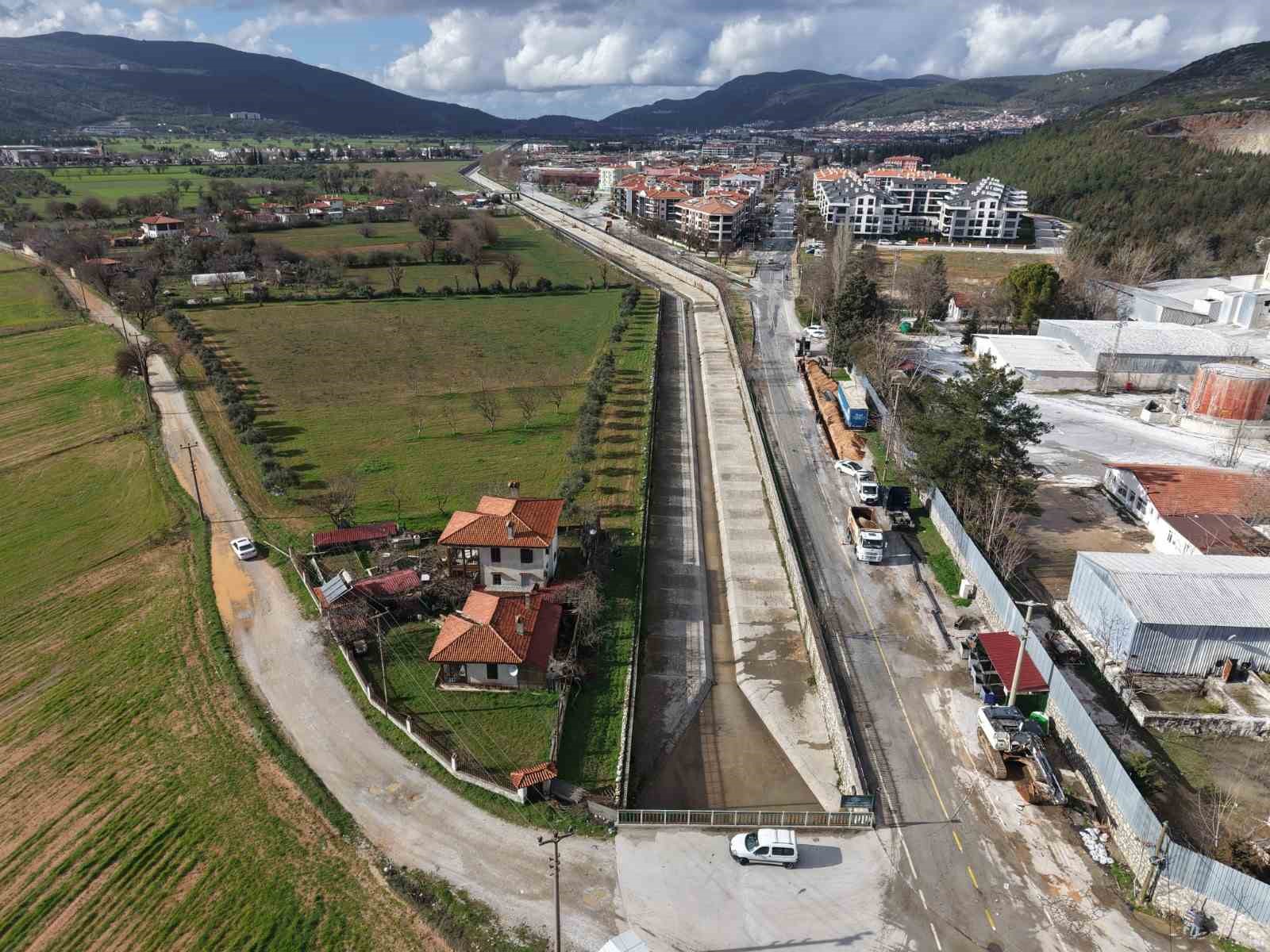 Karabağlar Yaylası girişinde i&ccedil;me suyu hat yenilemesi yapılıyor
