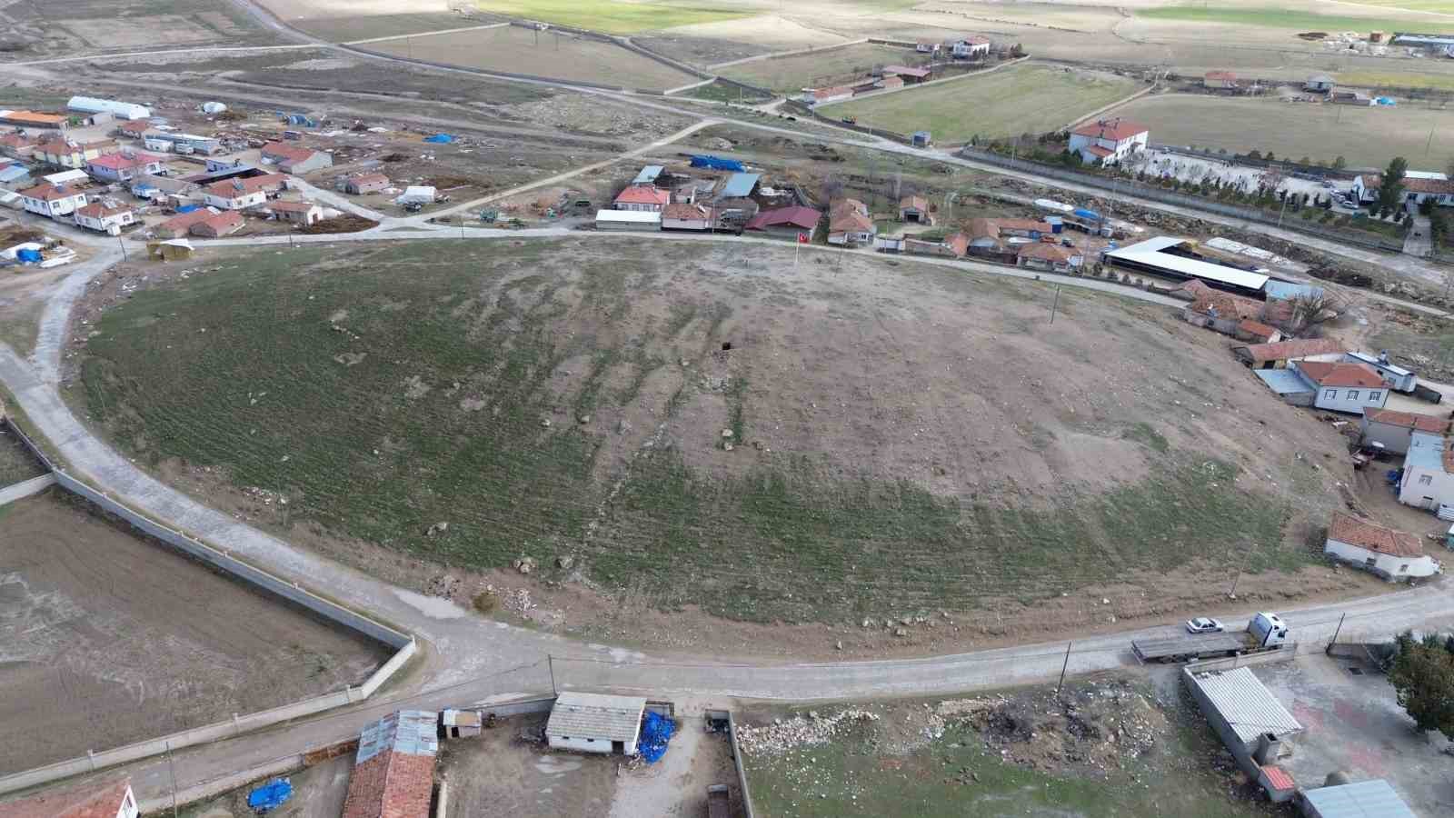 Aksaray’da tarihi höyükte kaçak kazı köylüleri tedirgin ediyor