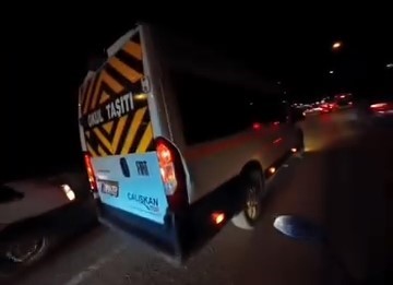 Motosikletlinin tehlike atlattığı anlar kamerada