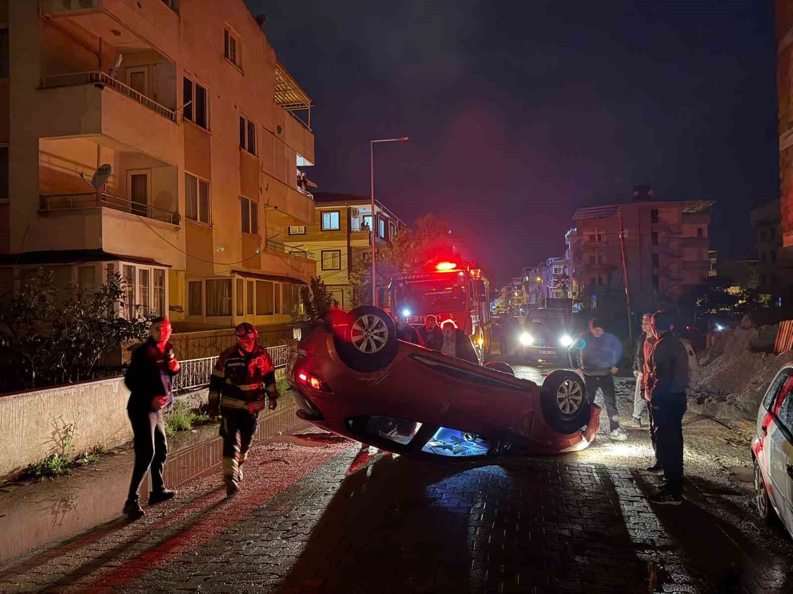 Edremit&rsquo;te park halindeki araca &ccedil;arpan otomobil takla attı
