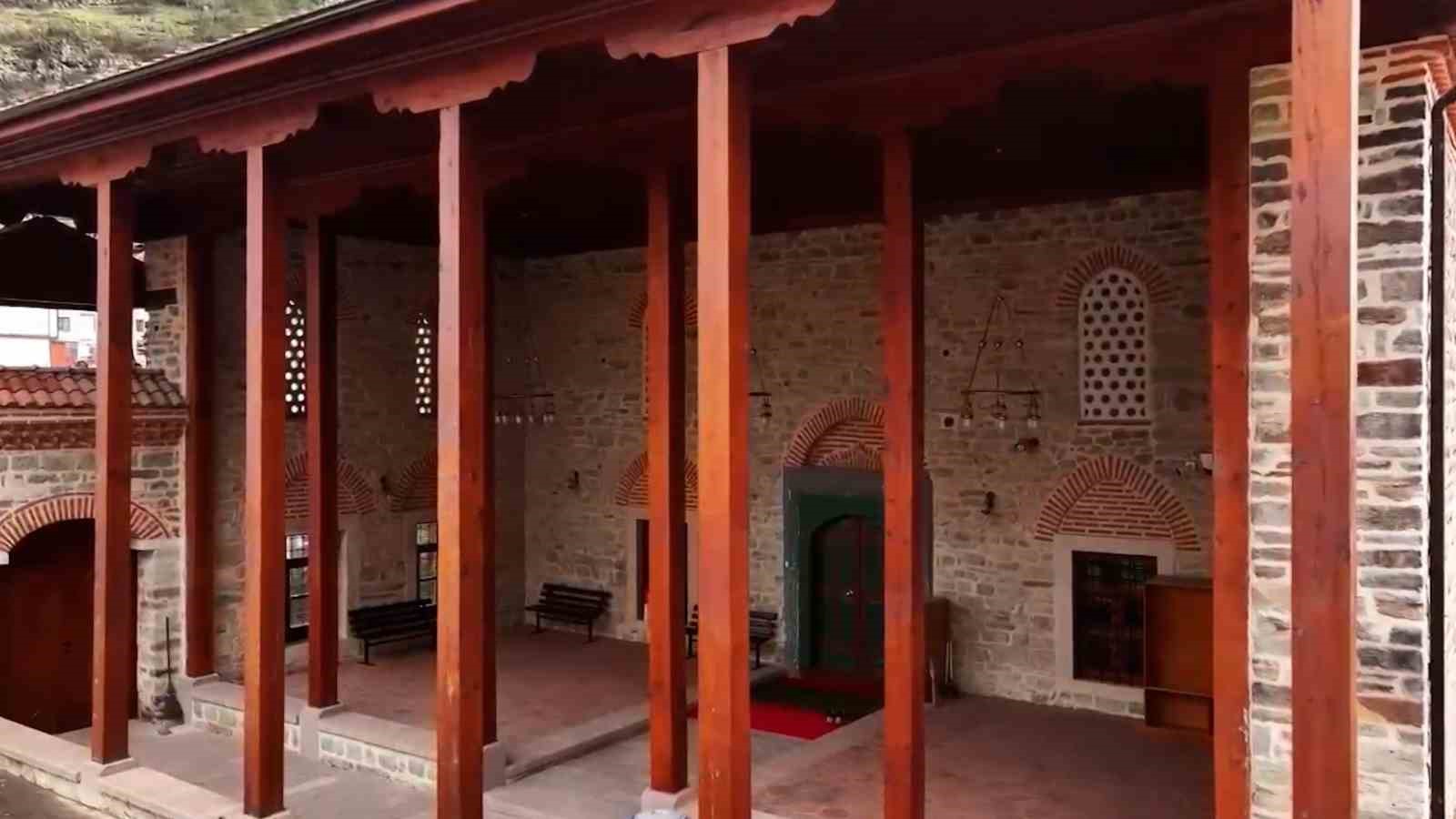 Mudurnu’daki Kanuni Sultan Süleyman Camisi asırlara meydan okuyor