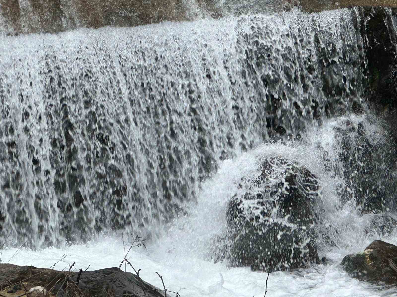 Yazın kurumak &uuml;zereydi, Uludağ&rsquo;ın karlarıyla yeniden coştu
