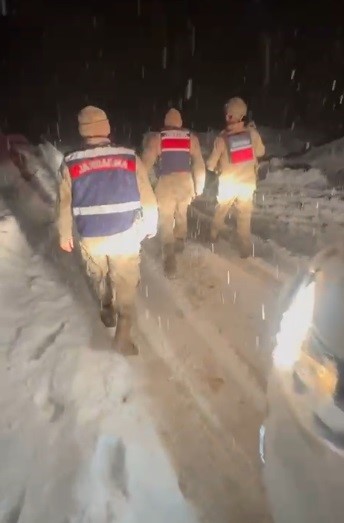 Karda mahsur kalan vatandaşı jandarma kurtardı
