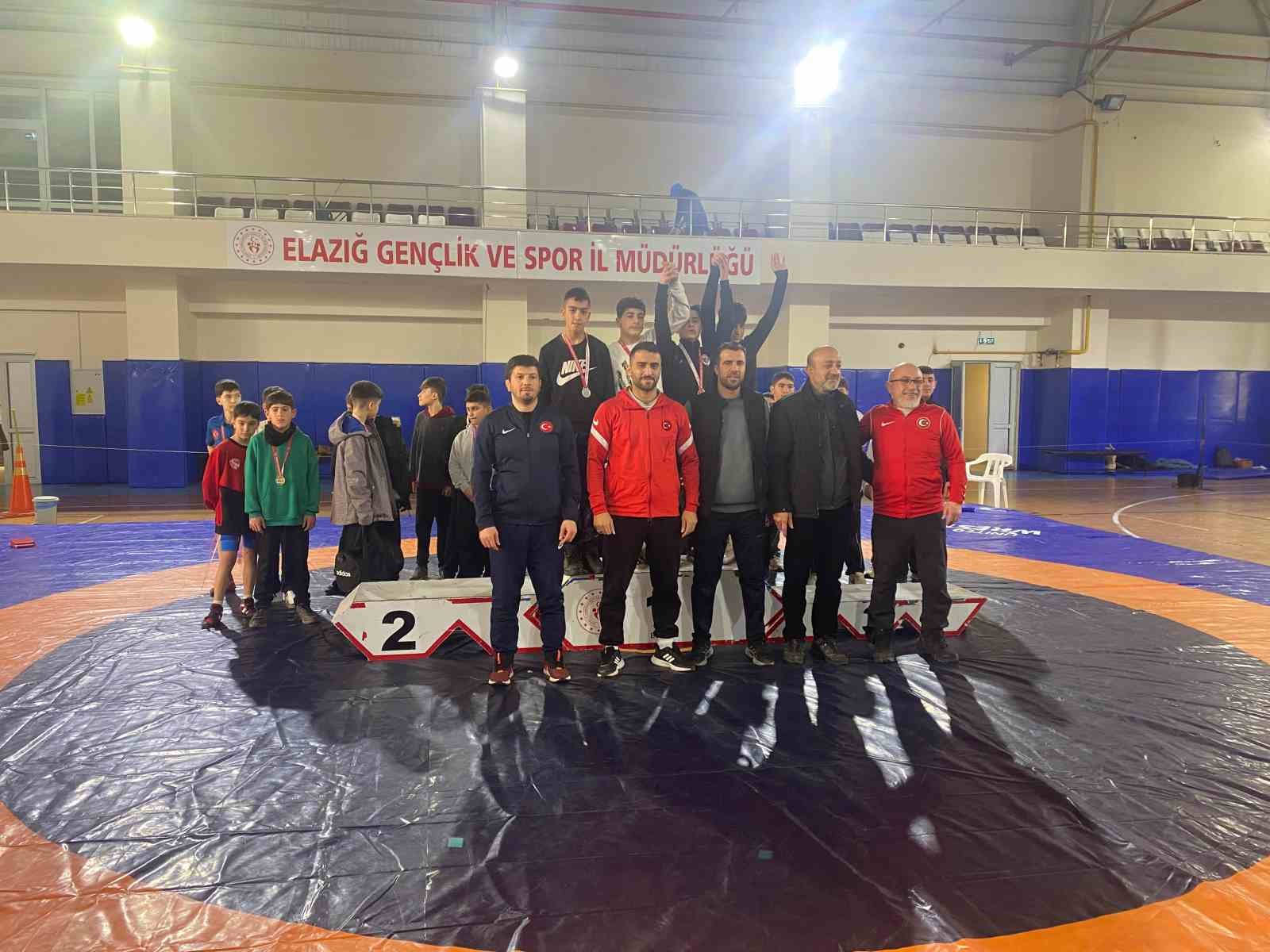 Kovancılar güreş takımı Elazığ’da 8 altın madalyayla zirveye çıktı