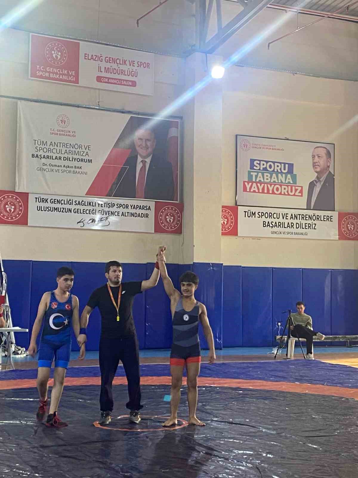 Kovancılar g&uuml;reş takımı Elazığ&rsquo;da 8 altın madalyayla zirveye &ccedil;ıktı
