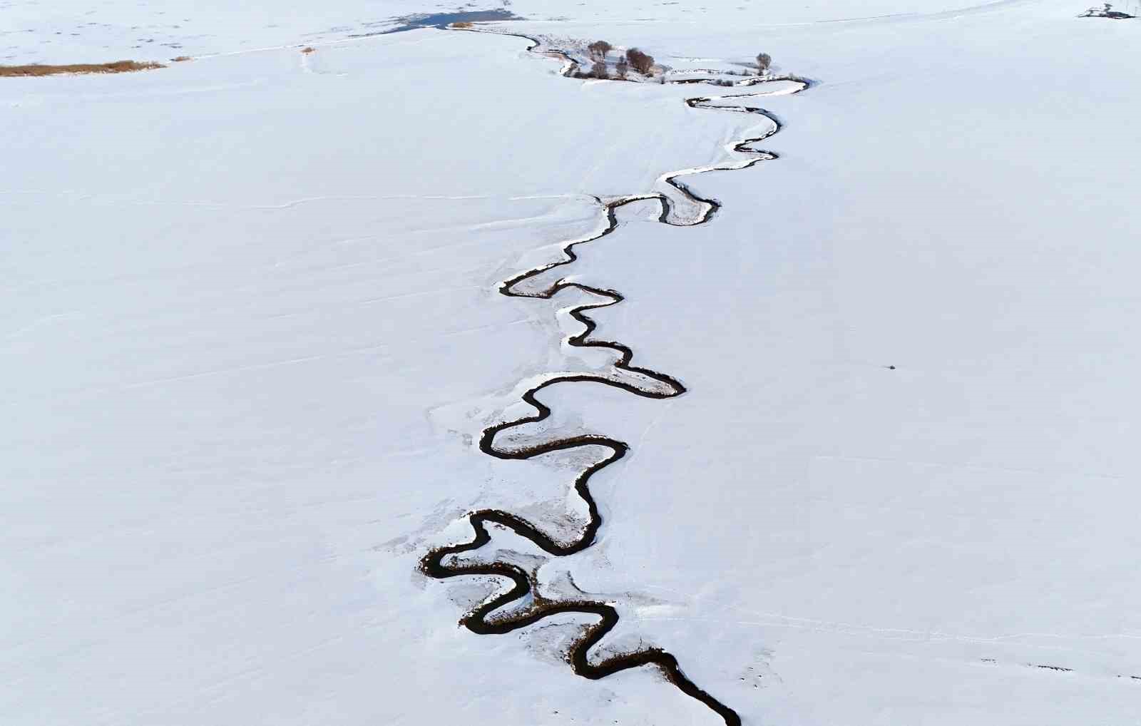Kar altındaki menderesler güzel manzaralar oluşturuyor